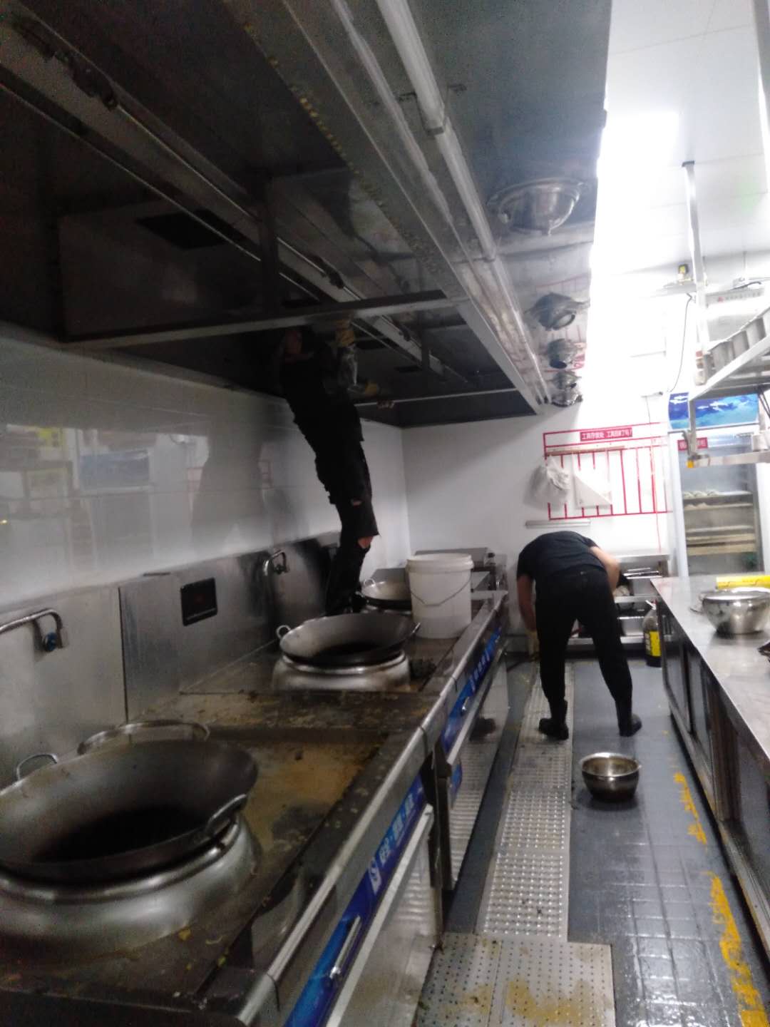 供应西安市饭店后厨油烟设备清洗公司