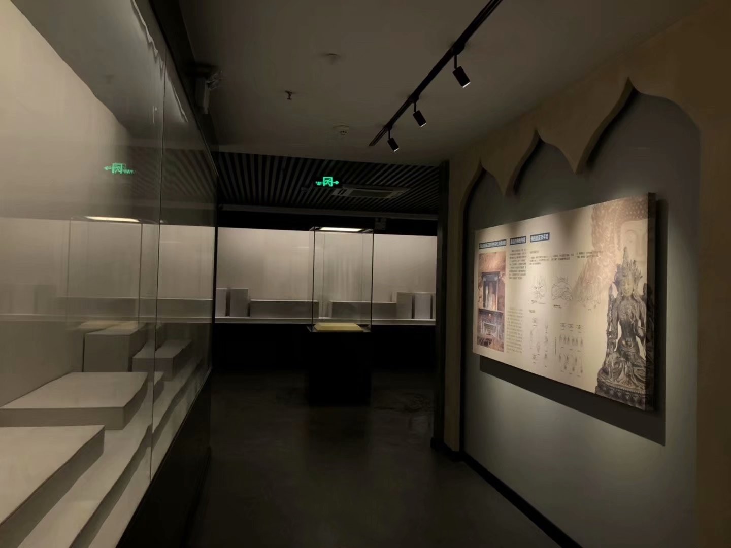 鋼結構木紋金屬展柜定制-熱轉印工藝博物館展柜廠