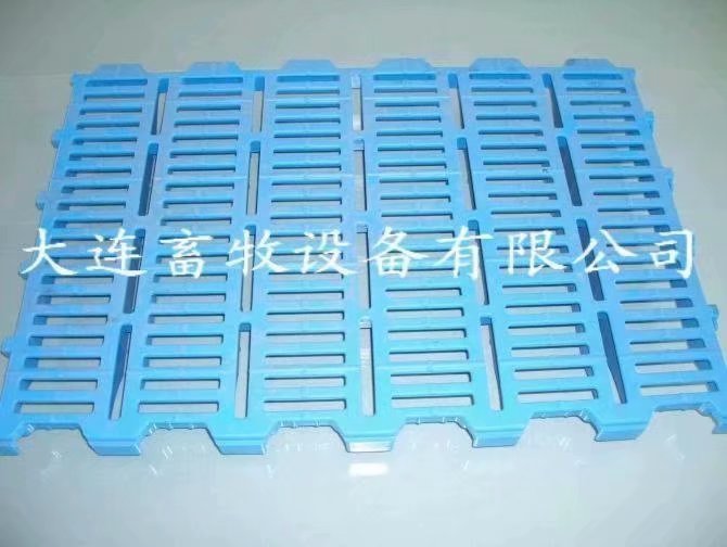 大連仔豬保育床塑料漏糞地板 仔豬電熱板仔豬保溫箱 仔豬保育床漏糞地板
