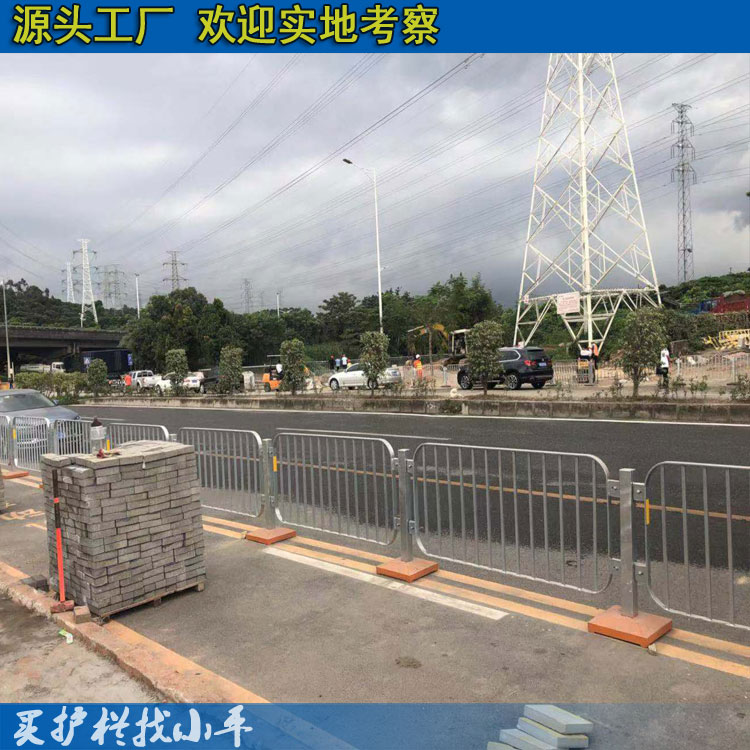 清遠市政工程交通護欄 工廠批發(fā)道路隔離欄 花都藍白道路護欄