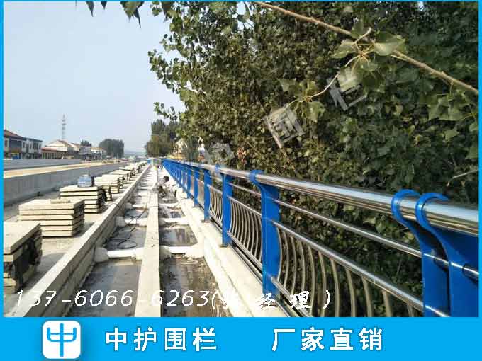 鶴山城鎮(zhèn)道路安全防護(hù)雙波護(hù)欄 海南波形板護(hù)欄生產(chǎn)廠家