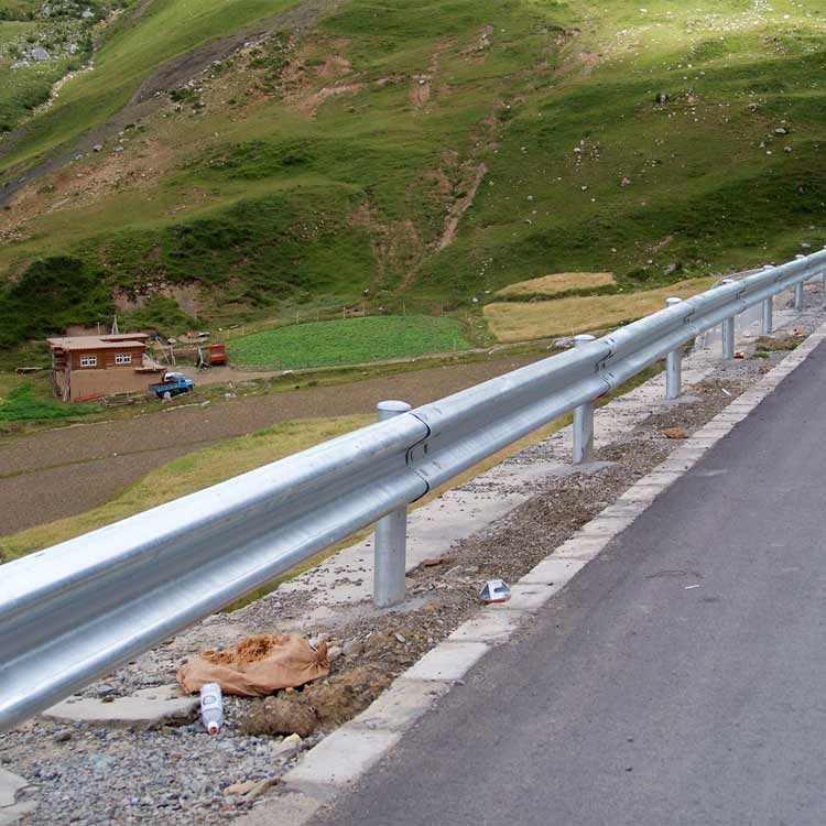 鶴山城鎮(zhèn)道路安全防護雙波護欄 海南波形板護欄生產(chǎn)廠家