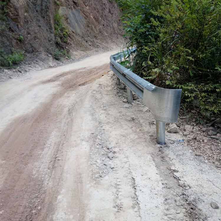 鶴山城鎮(zhèn)道路安全防護雙波護欄 海南波形板護欄生產(chǎn)廠家