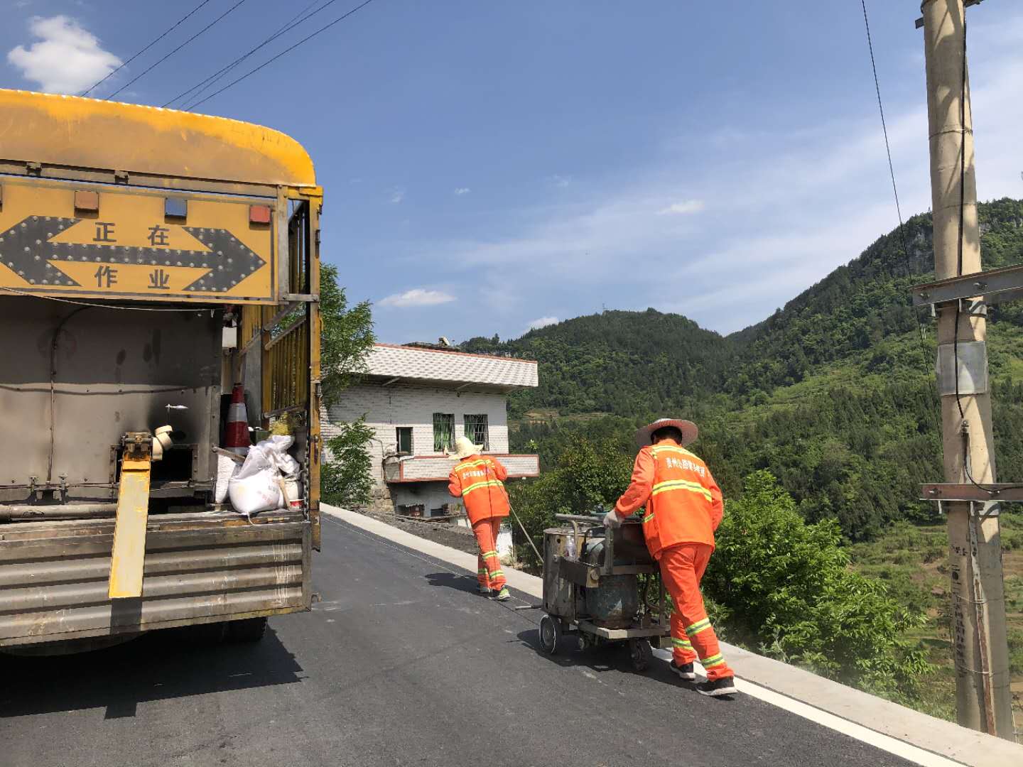 重庆道路划线队伍 涂料厂标线施工工程公司