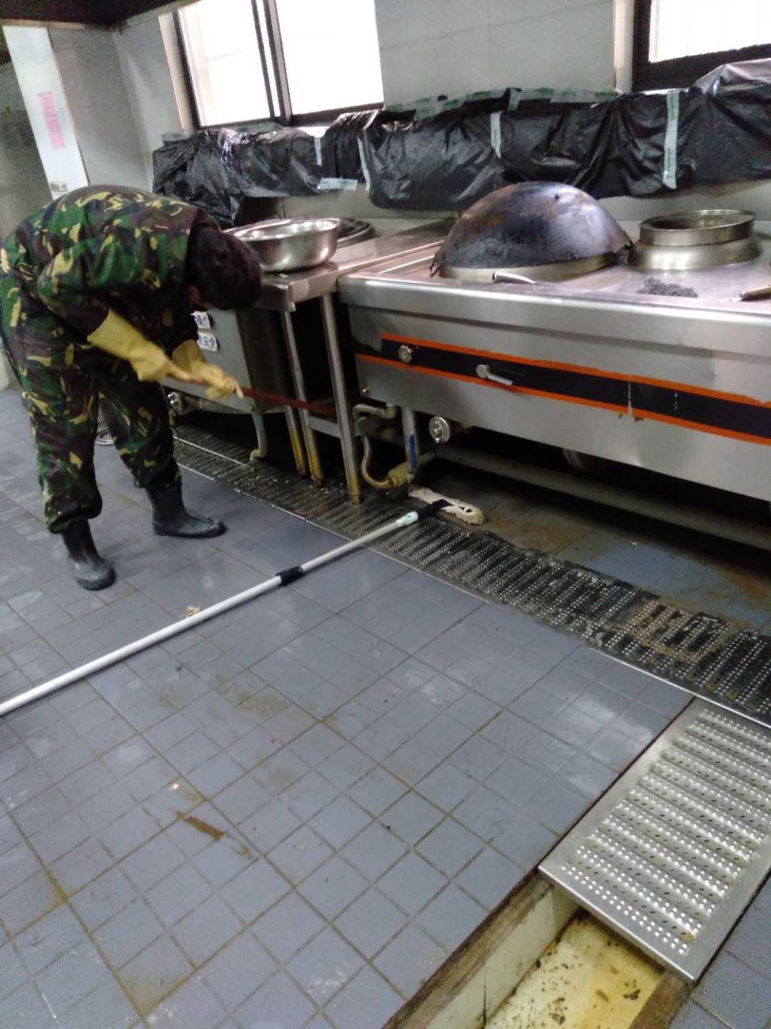 供應(yīng)西安市飯店后廚油煙設(shè)備清洗公司原始圖片2