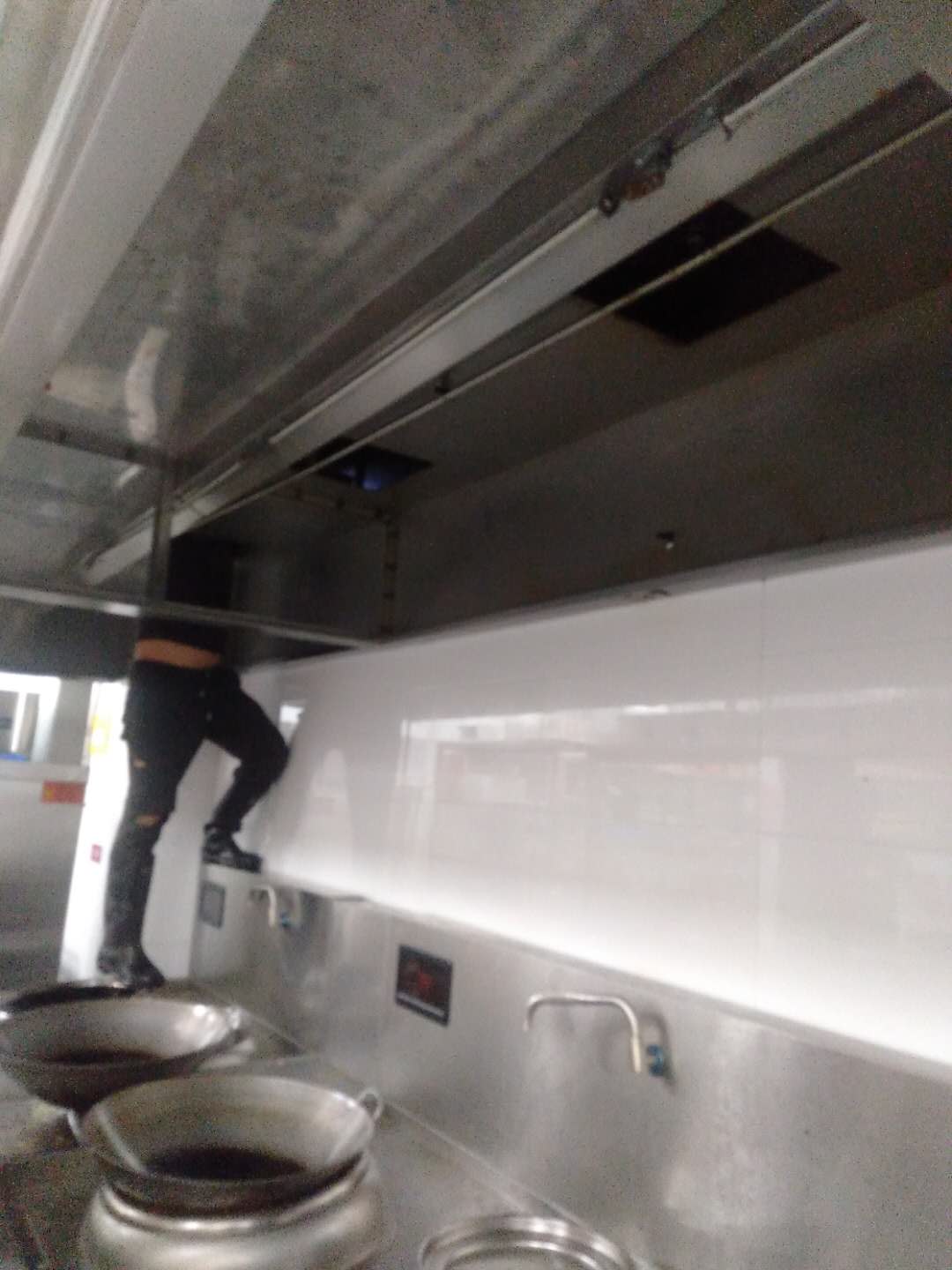 供應(yīng)西安大型酒店油煙管道清洗 油煙機 油煙凈化器清洗電話原始圖片3