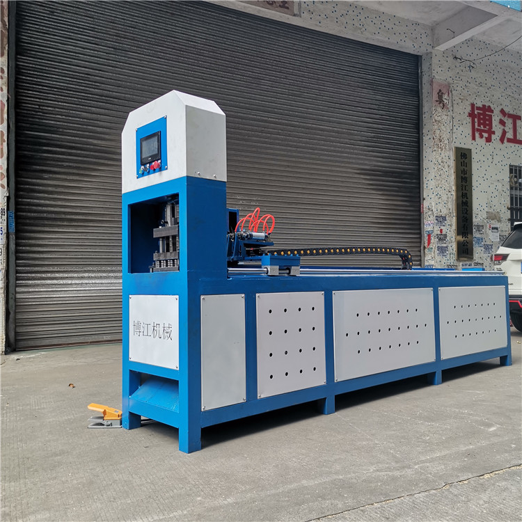 全自動(dòng)角鐵爬架圓管沖孔機(jī)精密數(shù)控送料機(jī)方管液壓高速?zèng)_壓沖床