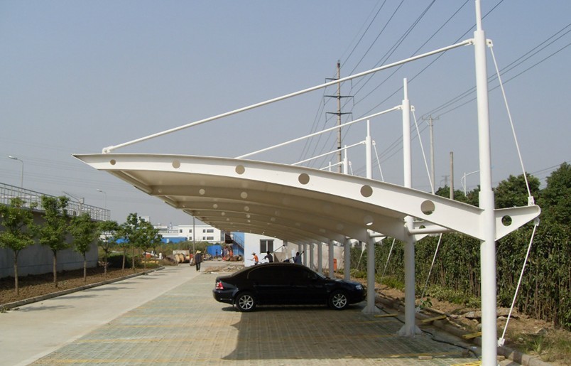 銅仁定制汽車停車棚鋼膜結構_小區(qū)學校戶外車棚雨棚