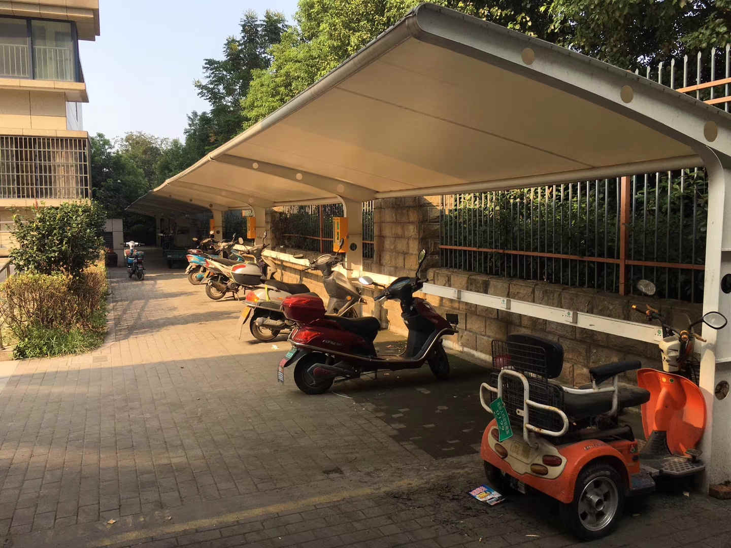 銅仁廠家供應(yīng)膜結(jié)構(gòu)戶外電動(dòng)車自行車棚膜結(jié)構(gòu)定制_工程看臺(tái)景觀膜結(jié)構(gòu)