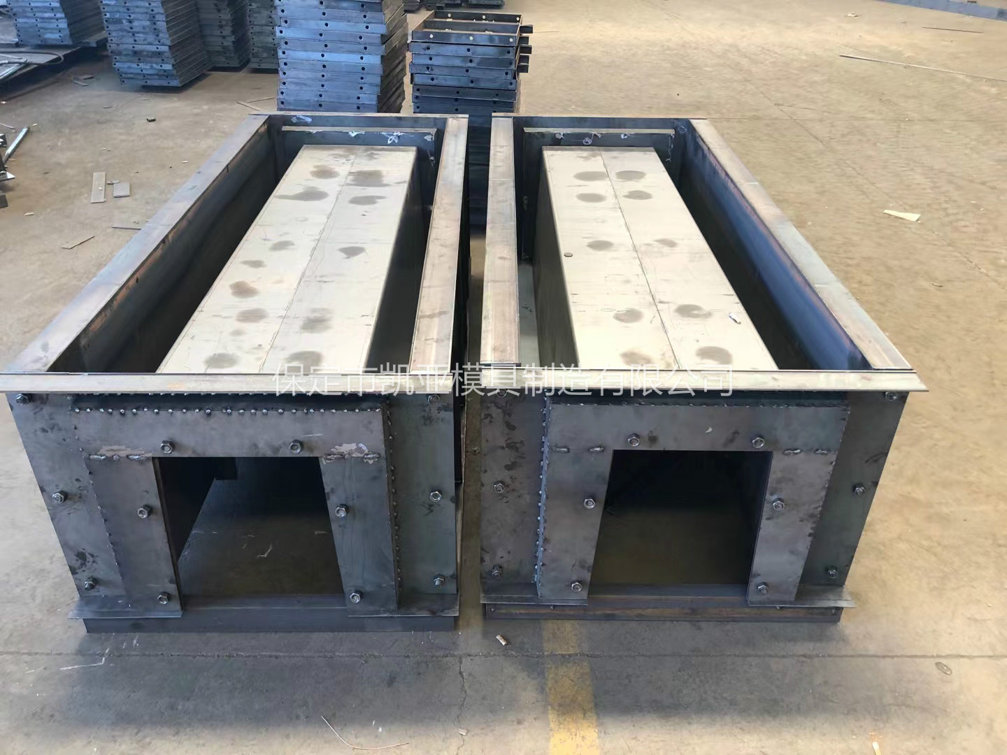水泥構(gòu)件電纜槽鋼模具 路基電纜槽模具廠家現(xiàn)貨